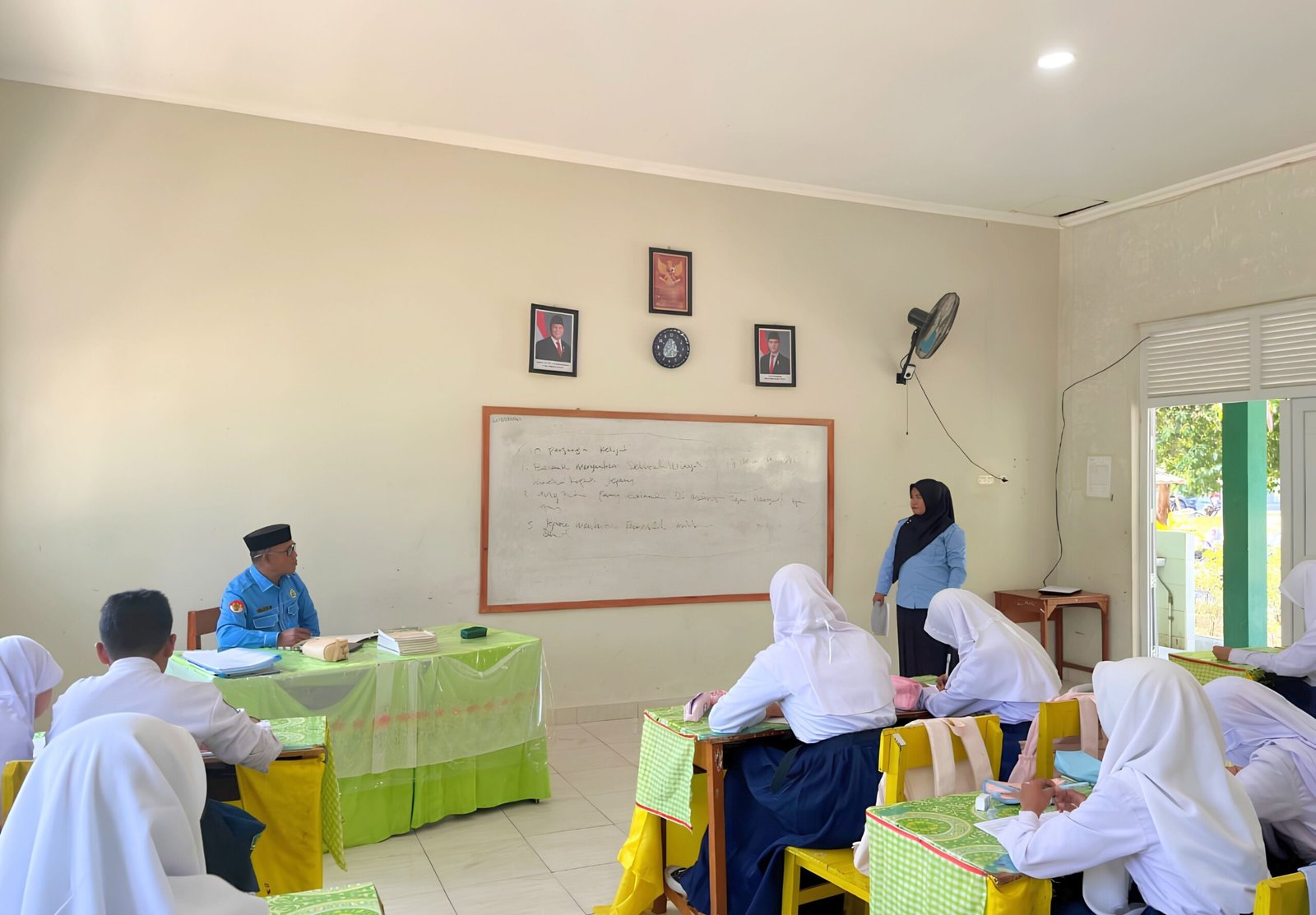 Read more about the article Supervisi Berkala, Kepala MTsN 2 Kabgor dorong Guru Implementasikan KBC dan Pembelajaran Mendalam